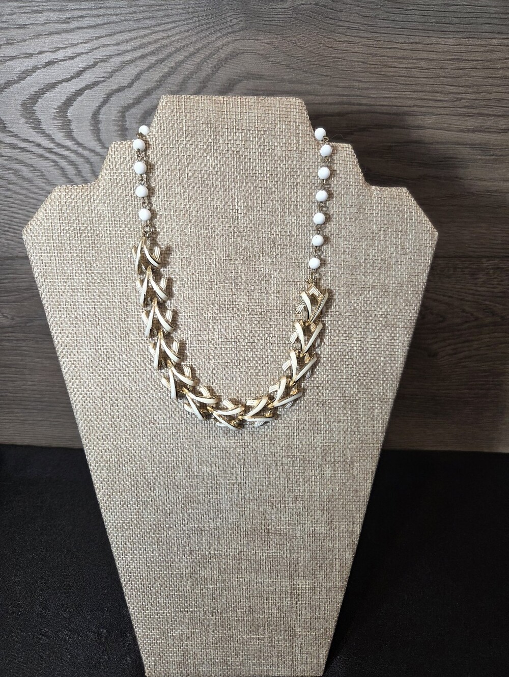 1950s CORO White Enamel Leaf Chevron Necklace 🌿